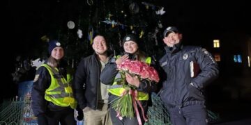 У Тернополі поліцейський у новорічну ніч оригінально освідчився своїй колезі | Терміново новини Тернополя