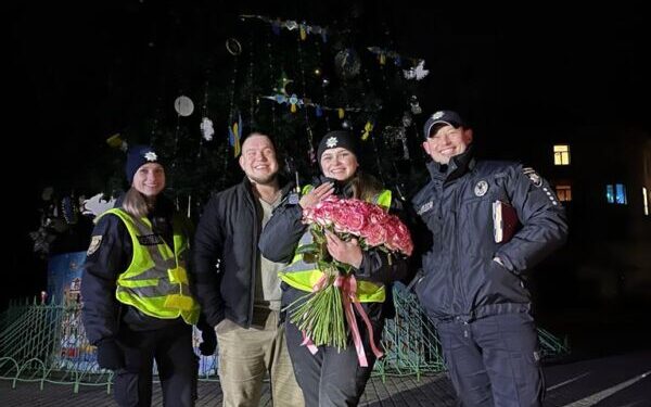 У Тернополі поліцейський у новорічну ніч оригінально освідчився своїй колезі | Терміново новини Тернополя