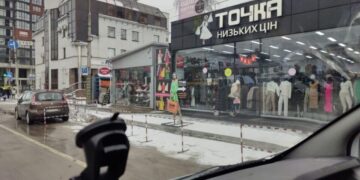У Тернополі власник магазину створив перешкоди для паркування, фото