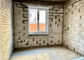 У Запоріжжі продовжують відновлювати багатоповерхівки після ракетних ударів – які роботи зараз проводяться | Новости Запорожья