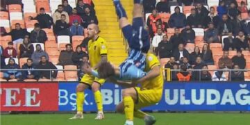 В чемпионате Турции футболист спас соперника от страшной травмы головы