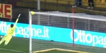 В матче Серии С арбитры не заметили гол, забитый с центра поля