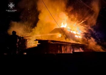 В Умані горів двоповерховий будинок: постраждав чоловік (ФОТО)