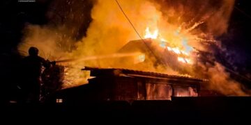 В Умані горів двоповерховий будинок: постраждав чоловік (ФОТО)