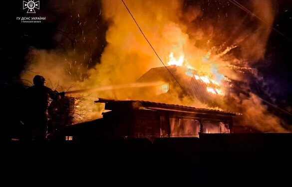 В Умані горів двоповерховий будинок: постраждав чоловік (ФОТО)