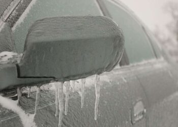 Водіям назвали 5 речей, які не можна залишати в автомобілі взимку |  та області |