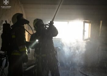 Вогнеборці загасили пожежу триповерхової будівлі площею 150 кв. м » Миколаївський Оглядач