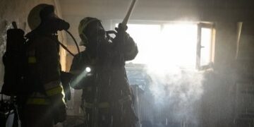 Вогнеборці загасили пожежу триповерхової будівлі площею 150 кв. м » Миколаївський Оглядач