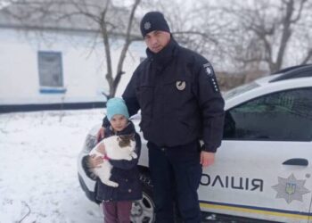 Впав до ями: на Черкащині поліцейський урятував кота (ФОТО)