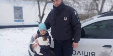 Впав до ями: на Черкащині поліцейський урятував кота (ФОТО)