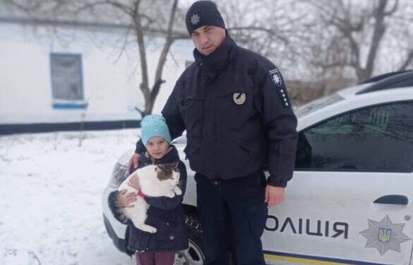 Впав до ями: на Черкащині поліцейський урятував кота (ФОТО)