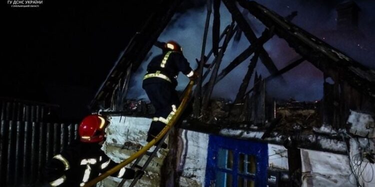 За добу на Шепетівщині рятувальники ліквідовували дві пожежі —Хмельнитчина