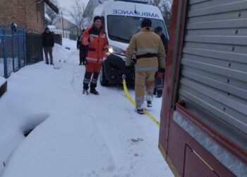 Застряг на засніженій дорозі: прикарпатські рятувальники відбуксирували автомобіль швидкої допомоги