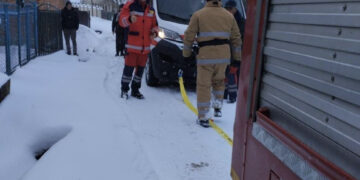 Застряг на засніженій дорозі: прикарпатські рятувальники відбуксирували автомобіль швидкої допомоги