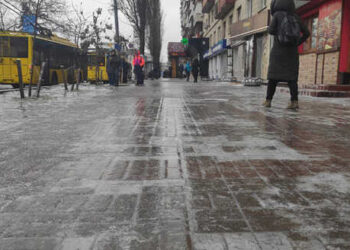 Жовтий рівень небезпеки: черкащан попереджають про ожеледицю