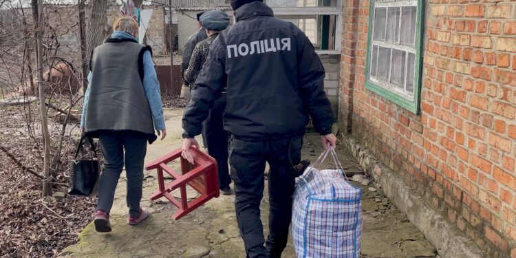 З Гуляйполя виїжджають мирні жителі: допомагає поліція | Новини Запоріжжя