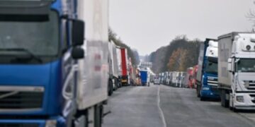 Польські митники відмовляються пломбувати українські транзитні фури із зерном – ЭКОНОМИКА