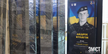 Алея Героїв у Полтаві: привезли перші 10 щитів – ПОЛТАВА СЬОГОДНІ