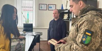 Доньці полеглого Сергія Ткаченка передали нагороду батька