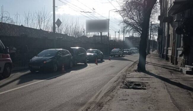 ДТП у Тернополі – на вулиці Богдана Хмельницького зіштовхнулись легкові авто, є травмовані