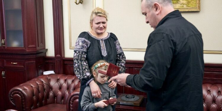 Ігор Табурець передав рідним загиблого захисника державні нагороди – Новини Черкас