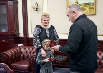 Ігор Табурець передав рідним загиблого захисника державні нагороди – Новости Черкасс