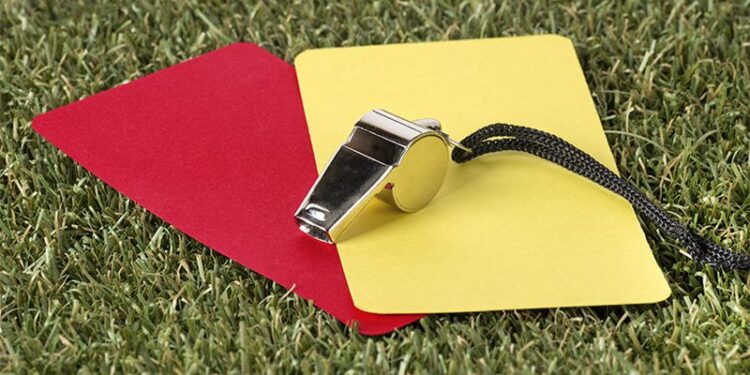 Как в футболе появилась красная карточка?