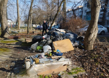 Мешканці багатоповерхівки захаращили територію поруч із домом – її оперативно прибрали | Новости Запорожья