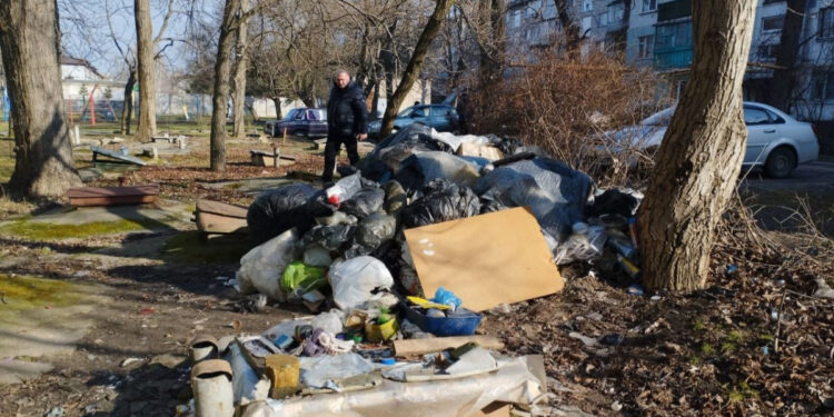 Мешканці багатоповерхівки захаращили територію поруч із домом – її оперативно прибрали | Новости Запорожья