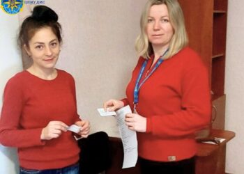 Міграційники оформили перший паспорт 34-річній черкащанці  — Новости Черкасс