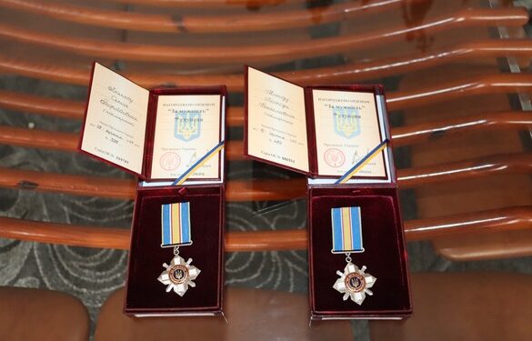 На Черкащині рідним двох полеглих військових вручили посмертні відзнаки від президента