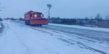 На дороги Житомирщини виїхала снігоприбиральна техніка – працюють з 4-ї ранку | Журнал Житомира