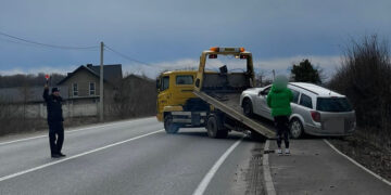 На Прикарпатті поліціянти допомогли водійці, яка не впоралася з керуванням та злетіла у кювет