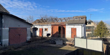 На Прикарпатті уламки російської ракети пошкодили будинки (ФОТО)
