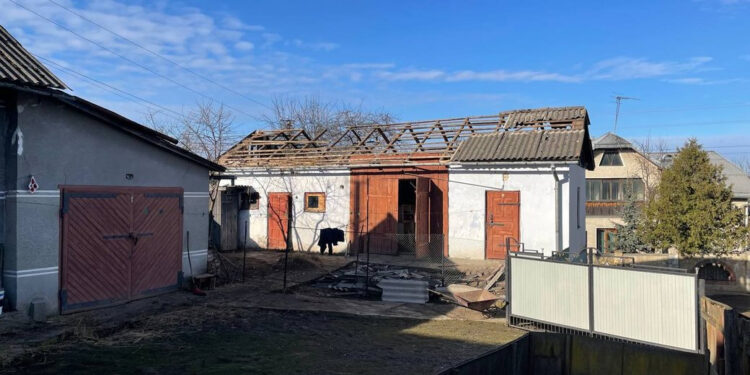 На Прикарпатті уламки російської ракети пошкодили будинки (ФОТО)