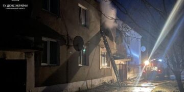 На Шепетівщині вогнеборці з палаючого помешкання рятували чоловіка —Хмельнитчина