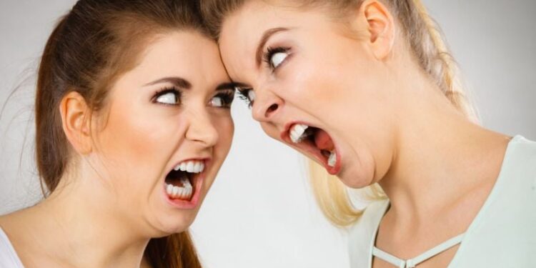 На Шепетівщині жінка влаштувала скандал через розподіл виплат внаслідок ворожих обстрілів —Хмельнитчина