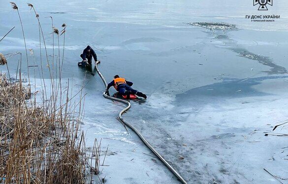 На Звенигородщині під кригу провалилися двоє рибалок