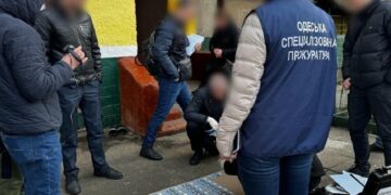 Одесита запідозрили у змові з військкомами для допомоги ухилянтам