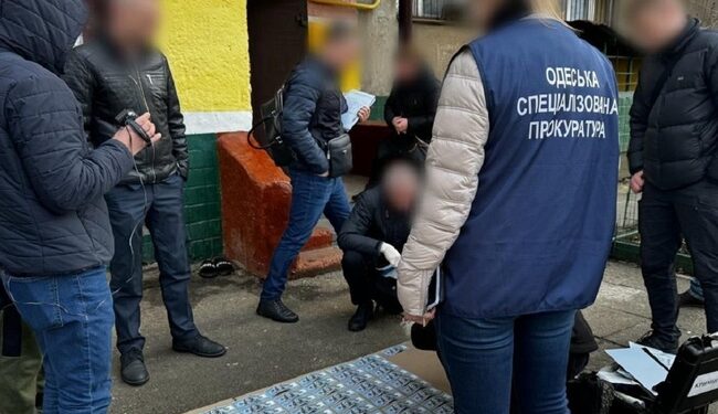 Одесита запідозрили у змові з військкомами для допомоги ухилянтам