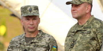 Опитування: Сирському довіряють 37% мешканців західних областей, Залужному — 97%