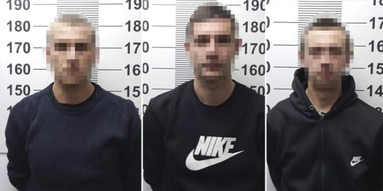Отримали вирок троє нападників, які увірвались у будинок жінки та пограбували її —Хмельнитчина