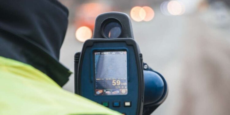 Поліцейським заборонять тримати радар TruCAM в руках |  та області |