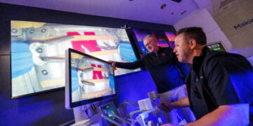 Робот-хірург провів першу «операцію» у космосі. Він різав стрічки під керівництвом лікарів на Землі – Экономика