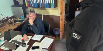 СБУ затримала інспектора Одеської митниці за підозрою у вимаганні хабарів