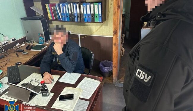 СБУ затримала інспектора Одеської митниці за підозрою у вимаганні хабарів