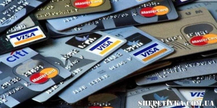 Шепетівчанка дарма скористалася банківською карткою, яку знайшла на тротуарі —Хмельнитчина