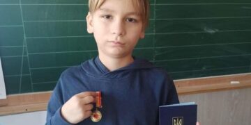 Школяр з Умані отримав медаль від військових