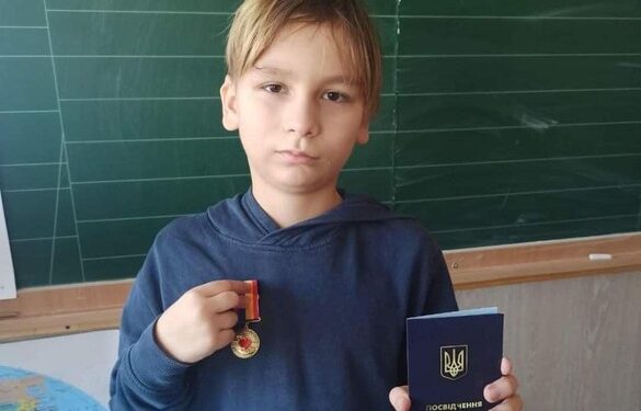 Школяр з Умані отримав медаль від військових