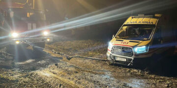 Швидка у багні та повалені дерева: наслідки негоди на Житомирщині | Журнал Житомира